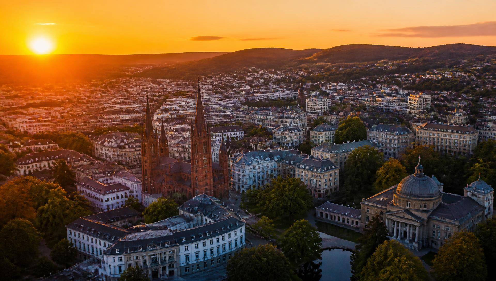 Panorama von Wiesbaden bei Sonnenuntergang